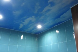 Фото натяжных потолков в ванной № 2